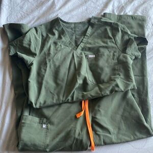 FIGS KADE CARGO HIGH WAISTED PANT AND CATARINA TOP MOSS SIZE SMALL